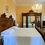 Hébergement de vacances Historic With Pool In The Heart Of