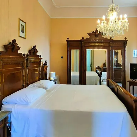 Holiday home Historic With Pool In The Heart Of